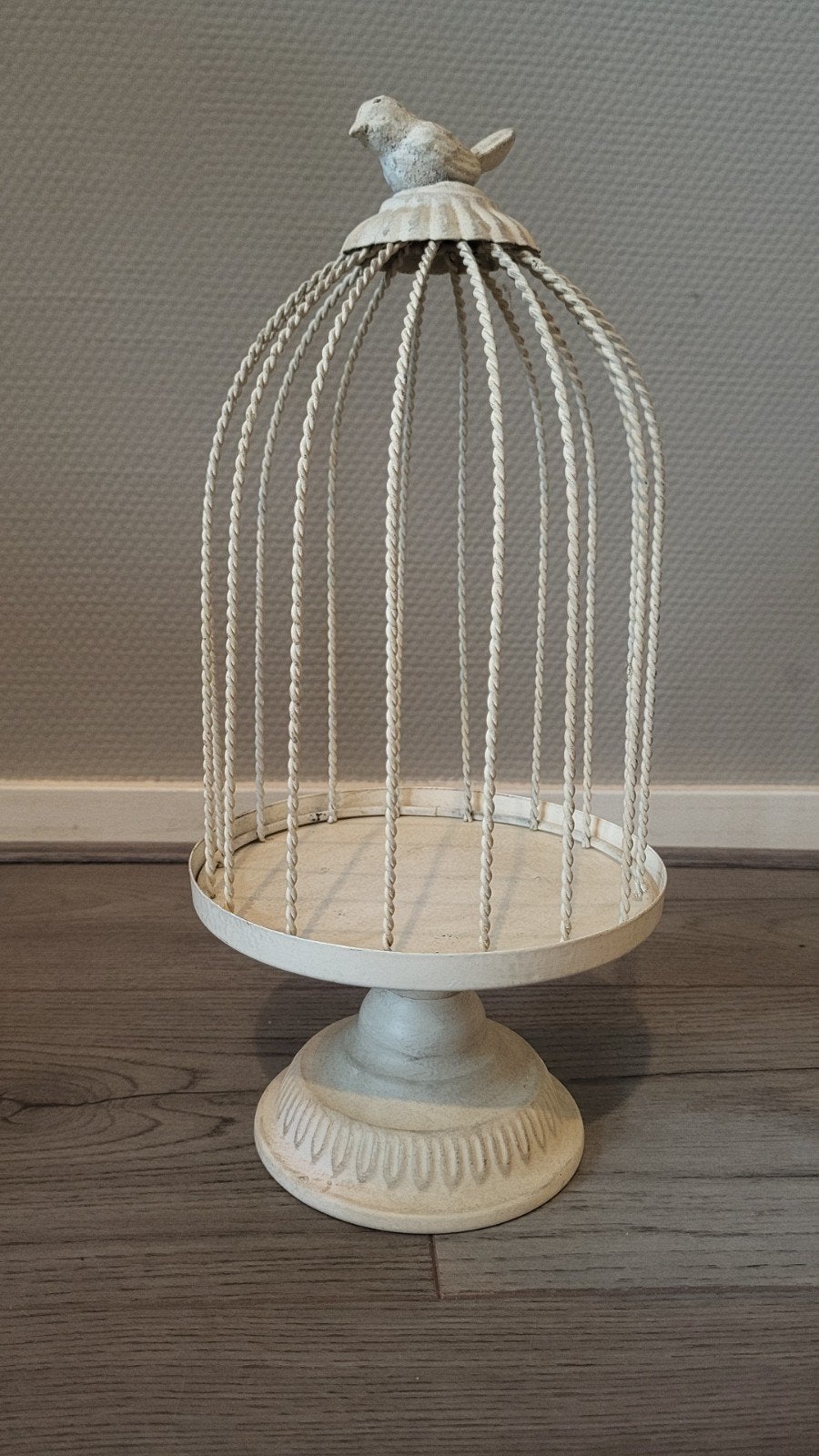 Decoratieve vogelkooi met vogel en standaard, Vintage, Gebruikt, Ophalen of Verzenden, Metaal