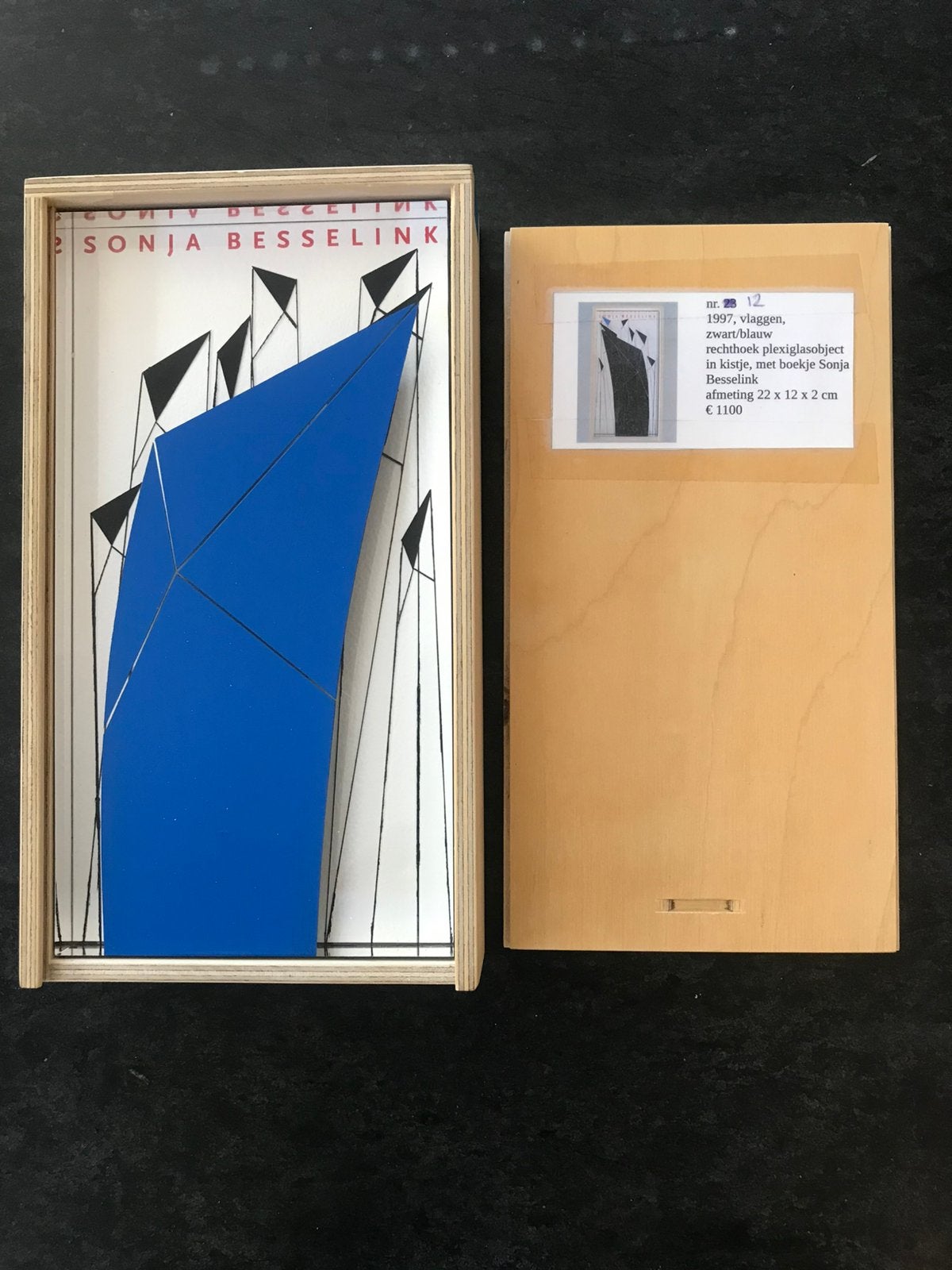 Sonja Besselink, plexiglas object, in kistje blauw-zwart, Ophalen of Verzenden