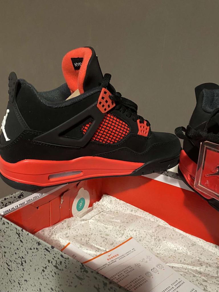 jordan 4 retro red, Ophalen of Verzenden, Zo goed als nieuw, Blauw