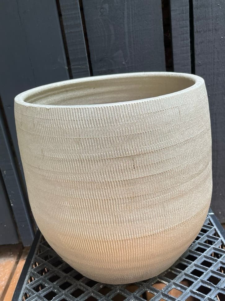 Grote terracotta bloempot met structuur , metallic beige, Rond, Binnen, Zo goed als nieuw, Minder dan 40 cm