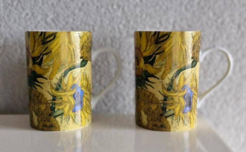 Twee Bekers Vincent van Gogh Zonnebloemen, Ophalen of Verzenden, Zo goed als nieuw, Overige stijlen, Kop(pen) en/of Schotel(s)