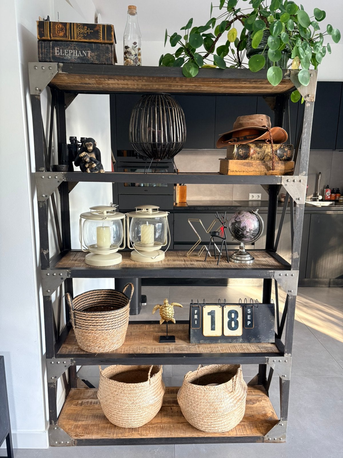 Zware industriële boekenkast / roomdivider, Ophalen, Zo goed als nieuw