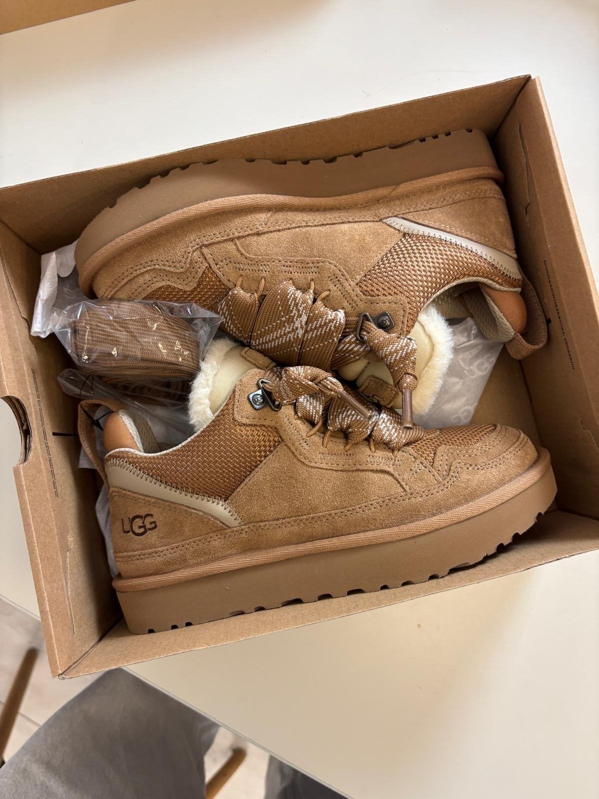 UGG Lowmel Chesnut Bruin  37, Nieuw, Ophalen of Verzenden, Sneakers of Gympen, -