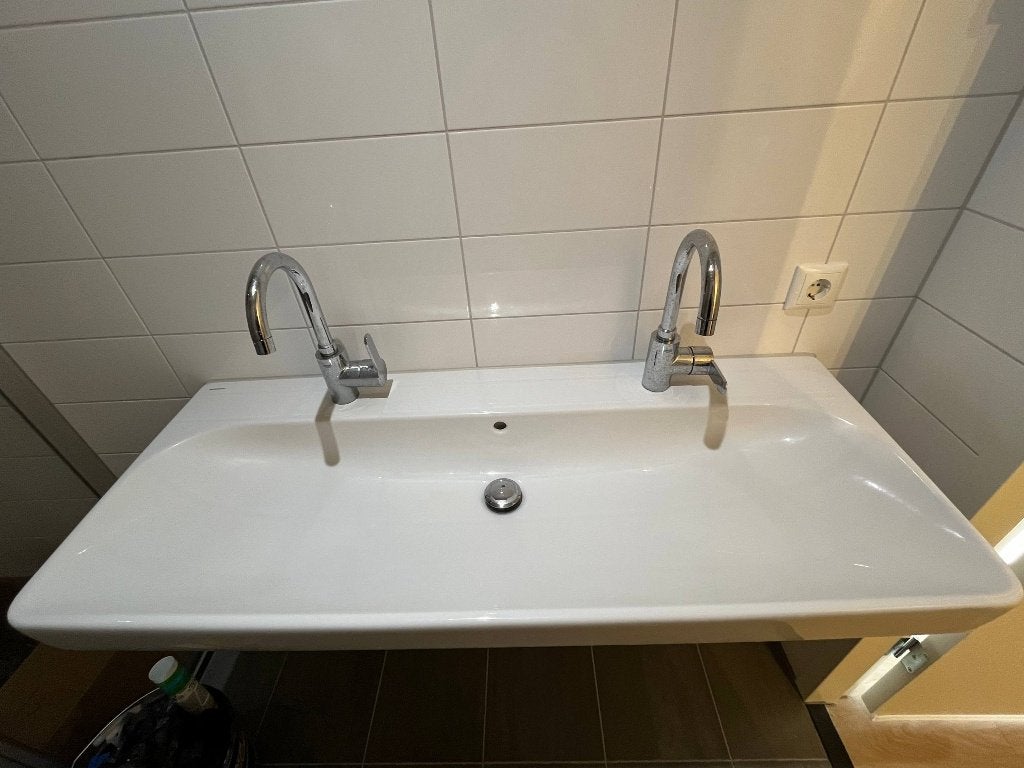 Geberit Dubbele Wastafel 120 cm + 2x Grohe Wastafelkraan, Doe-het-zelf en Verbouw, Ophalen, Zo goed als nieuw, Chroom, Toilet