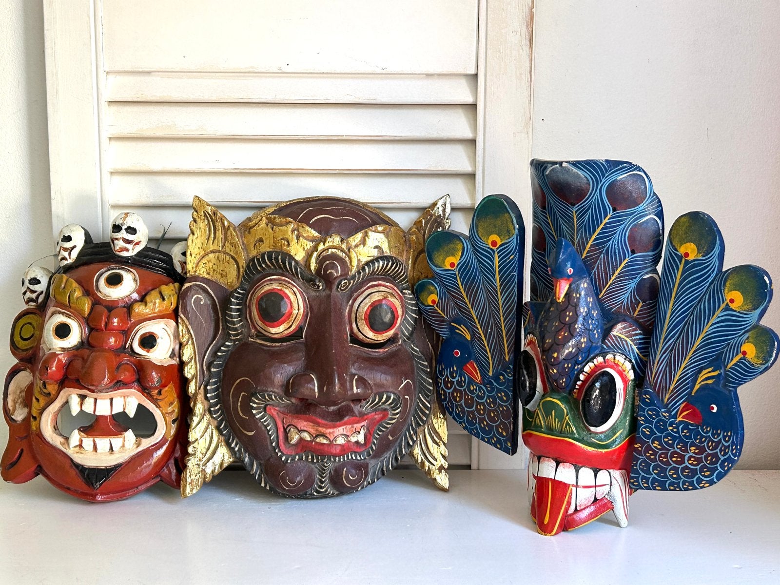Drie vintage houten gekleurde maskers Bali Sri Lanka Nepal, Ophalen, Hout