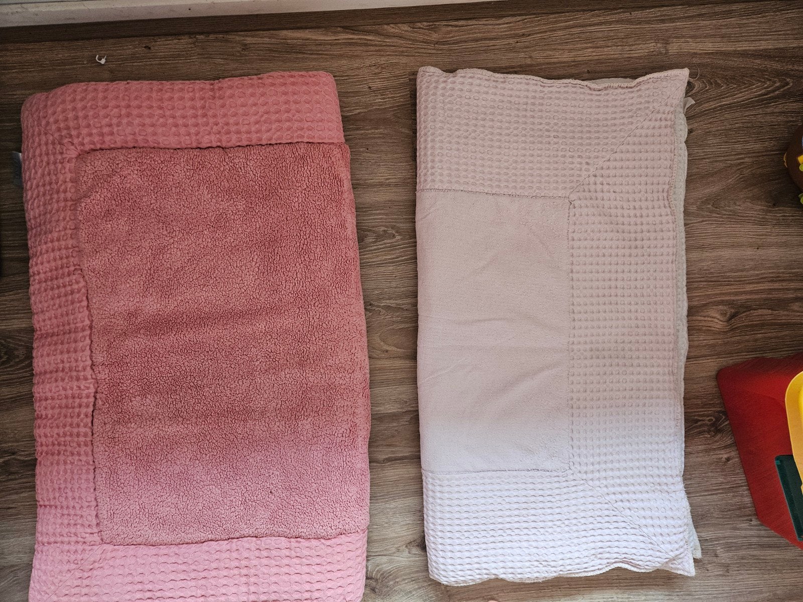 2x boxkleed. 1x koeka(roze/wit) 1x meyco oudroze, Ophalen, Zo goed als nieuw, Wit, Vierkant
