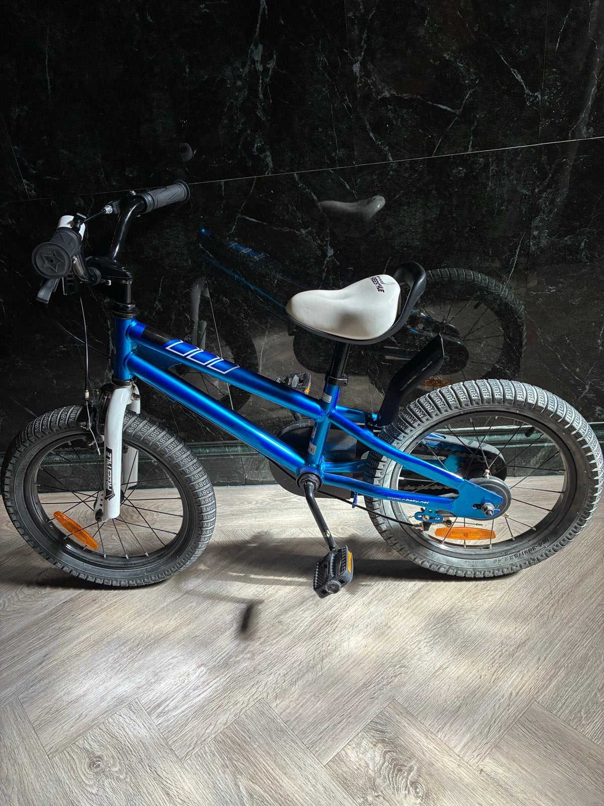 Kinderfiets 16 inch blauw met helm, Ophalen, Gebruikt, Velgrem, 16 tot 20 inch
