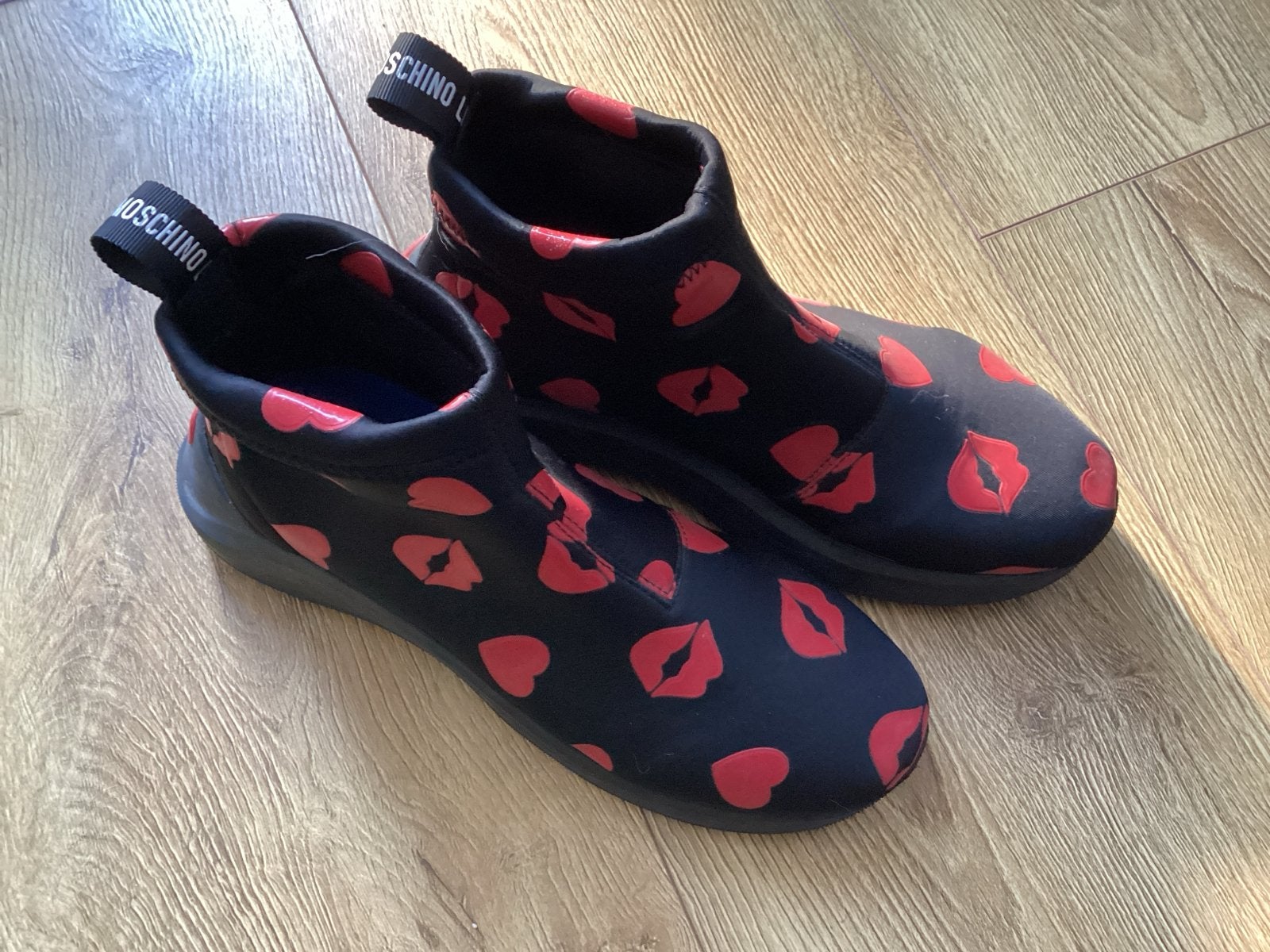Prachtige Love Moschino sneakers met lippen en harten print, Zwart, Moschino, Ophalen of Verzenden, Sneakers of Gympen