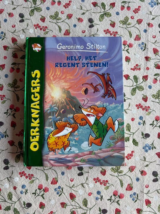 Geronimo Stilton: Help, het regent stenen! (Oerknagers 2), Ophalen of Verzenden, Zo goed als nieuw, Fictie algemeen