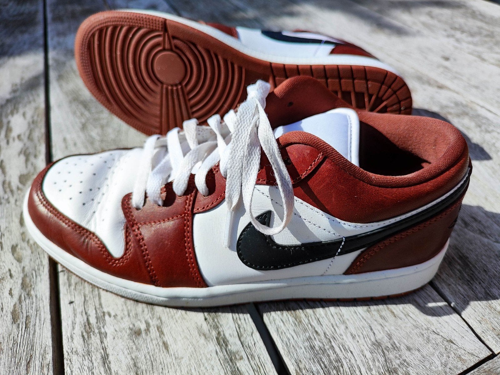 Nike Air Jordan 1 Low - Roodbruin/Wit 42, Kleding | Heren, Schoenen, Ophalen of Verzenden, Gedragen, Overige kleuren