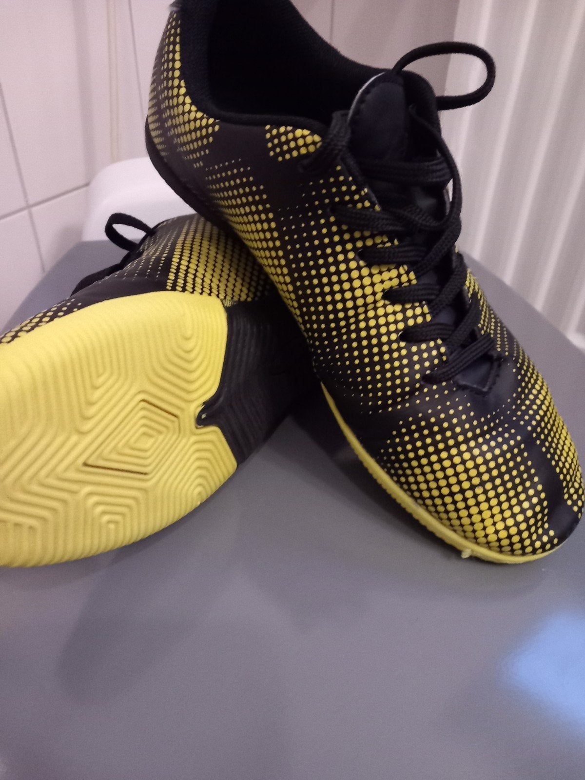 Zwarte zaal/gym schoenen met gele accenten, maat 36., Ophalen of Verzenden, Zo goed als nieuw, Schoenen