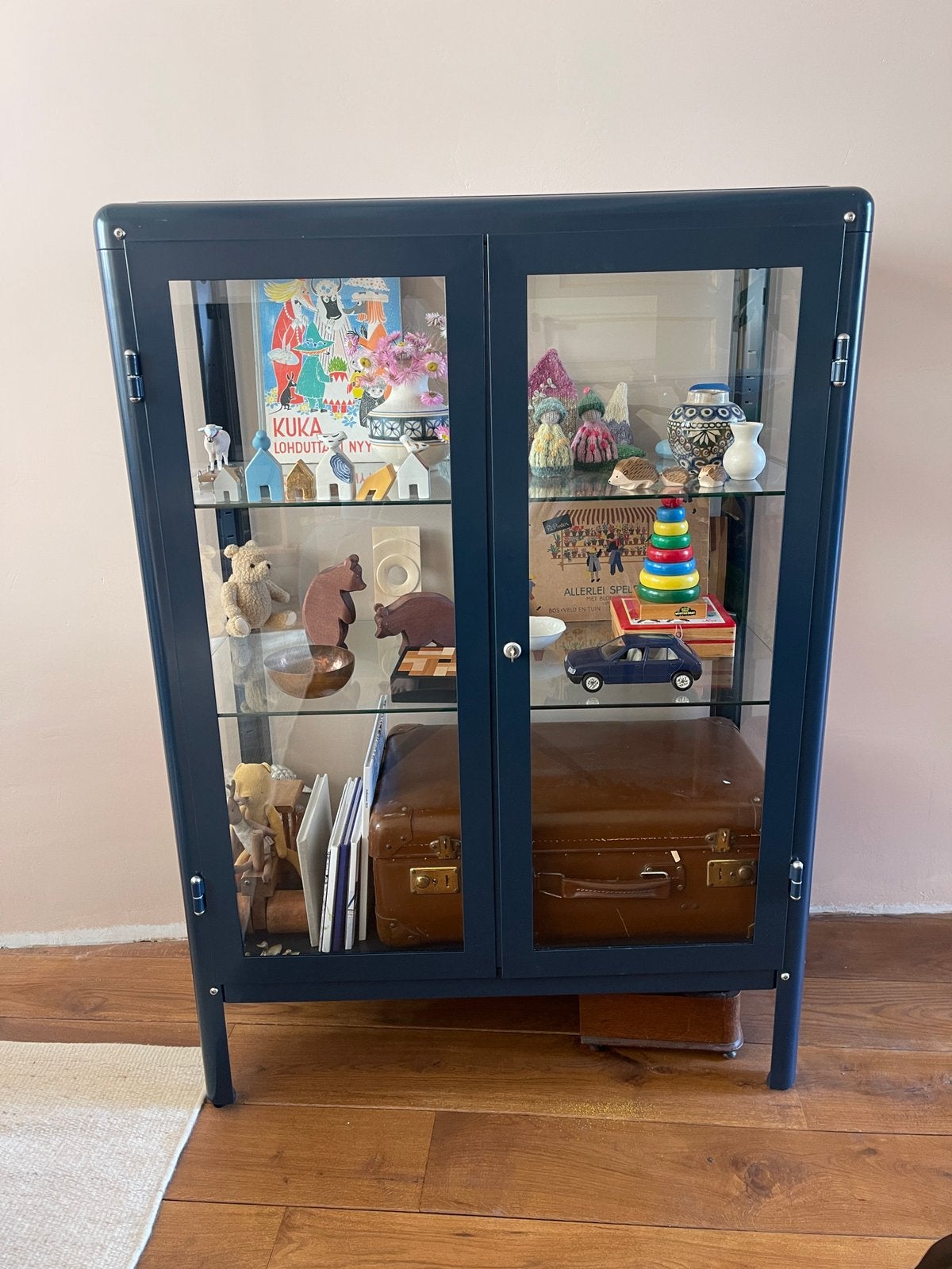 Ikea fabrikör vitrinekast blauw, Huis en Inrichting, Kasten | Vitrinekasten, Ophalen, Gebruikt, 100 tot 150 cm, 50 tot 100 cm