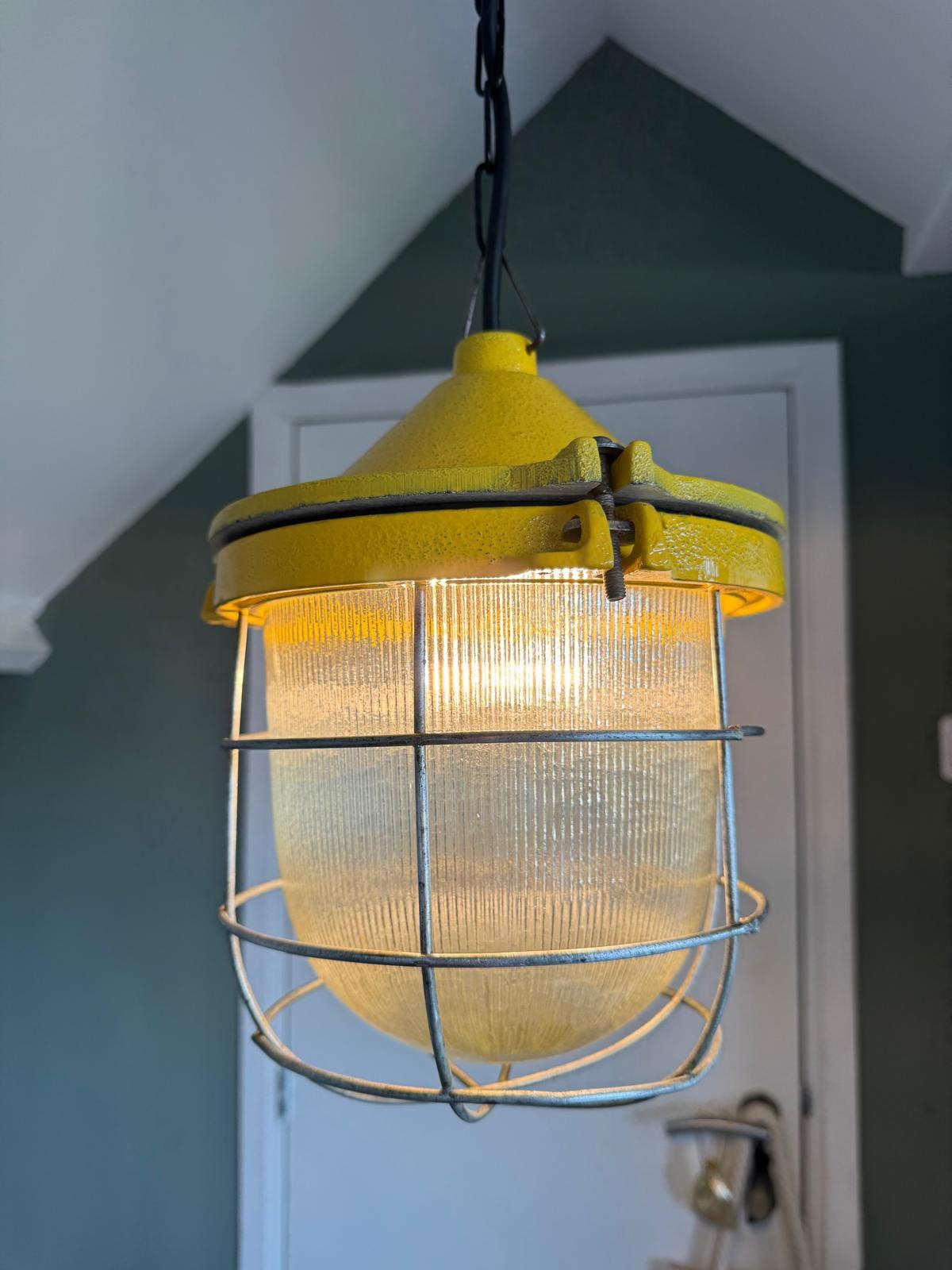 Industriële geel fabriekslamp, Ophalen