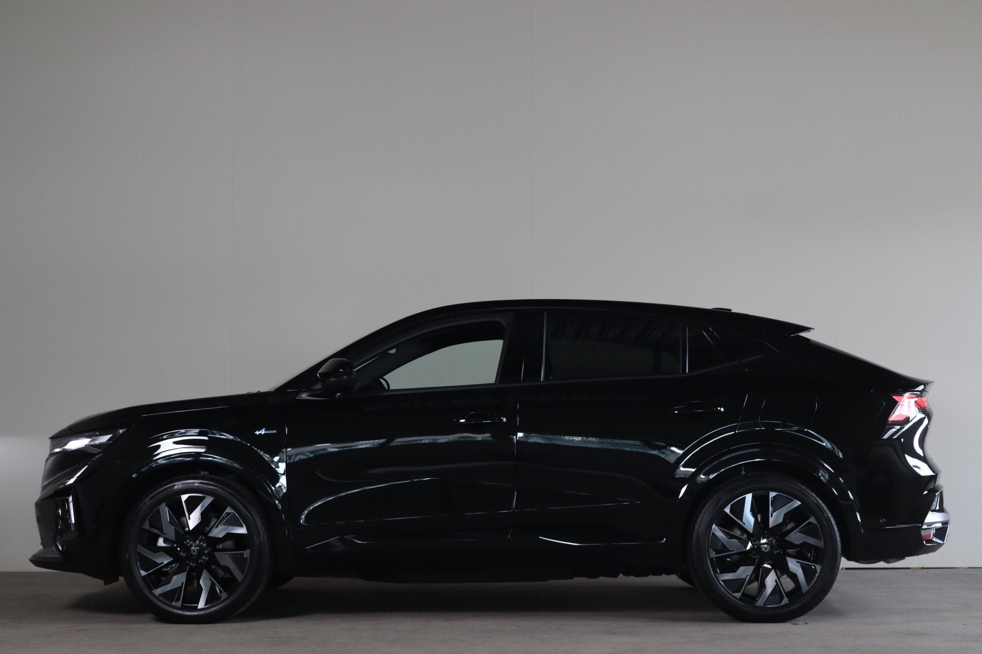 Renault Rafale 1.2 E-Tech 4x4 plug-in hybrid 300 esprit Alpi, Auto's, Renault, Automaat, Gebruikt, 1199 cc, Zwart