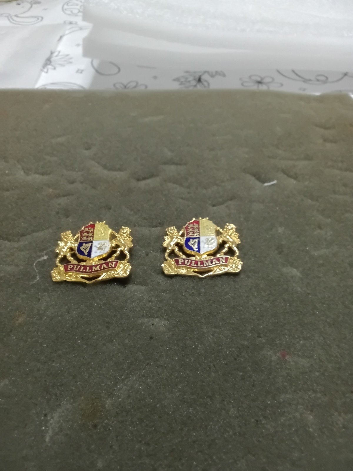 2 stuks "" Pullman"" speldjes, Ophalen of Verzenden