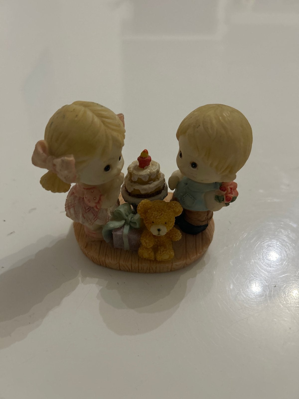 Schattig beeldje jongen en meisje met taart en beer, Ophalen of Verzenden, Zo goed als nieuw, Mens
