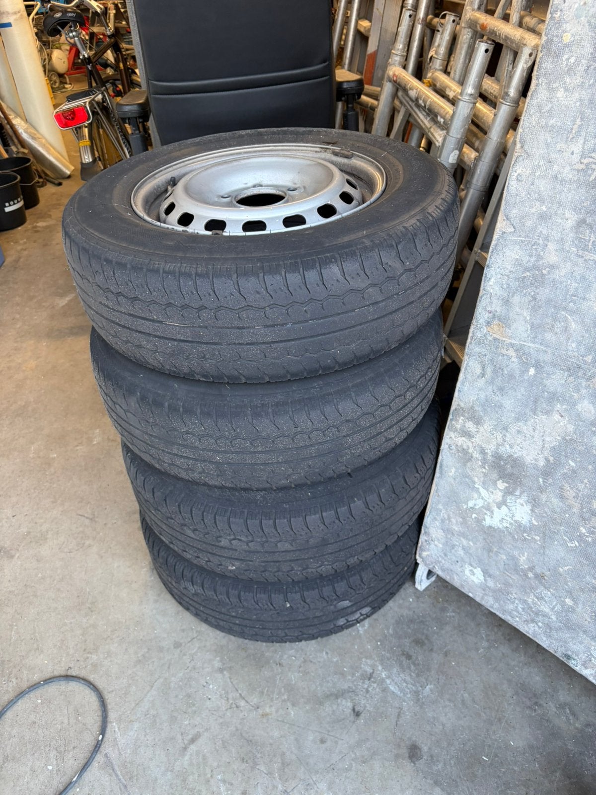 Te kop 4 velgen met banden hyundai h300, Ophalen of Verzenden, Zo goed als nieuw