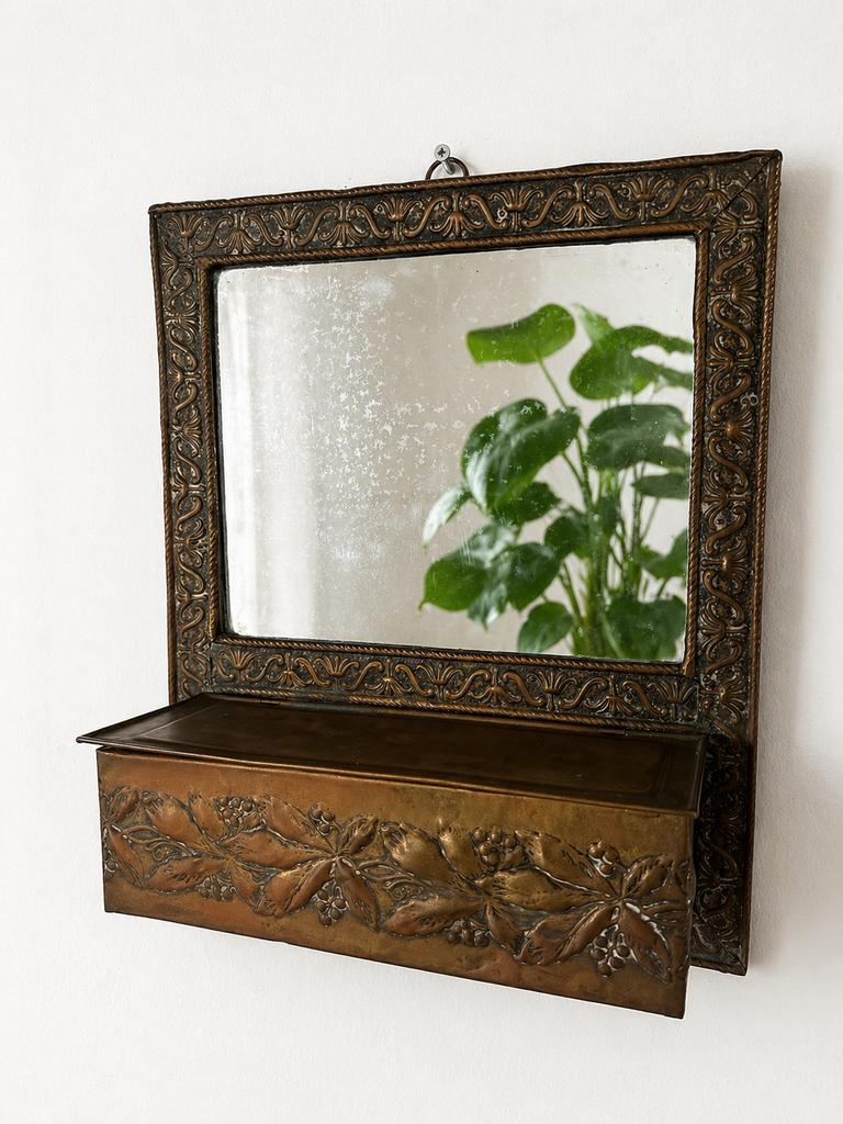 Oude messing spiegel met sleutelbakje, facet glas, Ophalen of Verzenden, Ovaal, Minder dan 50 cm