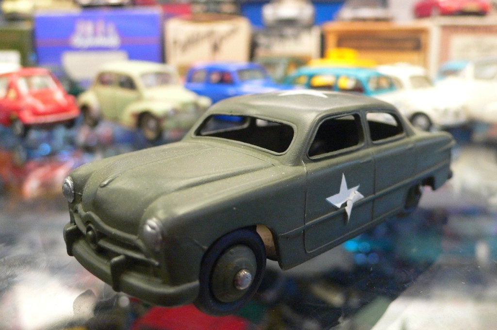 ford sedan military staafcar-dinky toys engeland1/43-repaint, Verzenden, Gebruikt, Auto, Dinky Toys