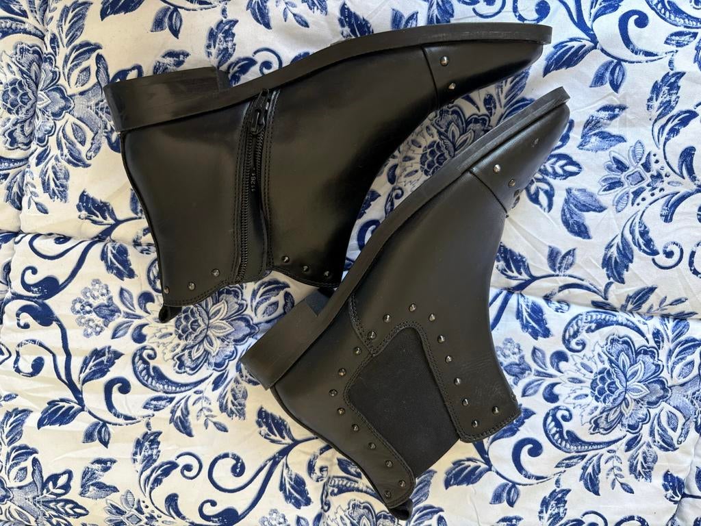Visions zwarte enkellaarzen maat 40 met studs, Kleding | Dames, Schoenen, Ophalen of Verzenden, Gedragen, Zwart, Lage of Enkellaarzen