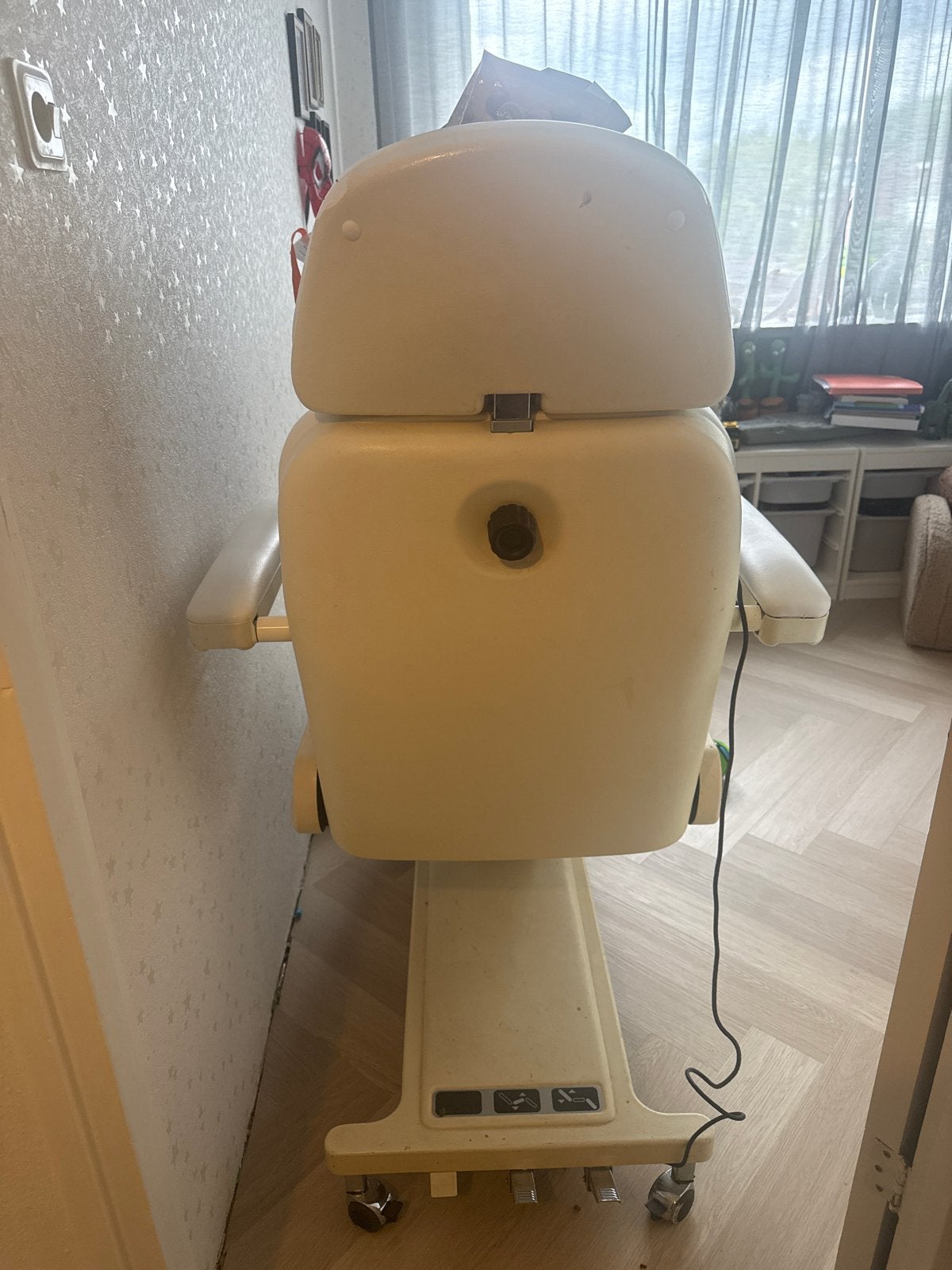 Professionele behandelstoel met elektrische bediening, Huis en Inrichting, Stoelen, Ophalen, Gebruikt, Wit, Leer