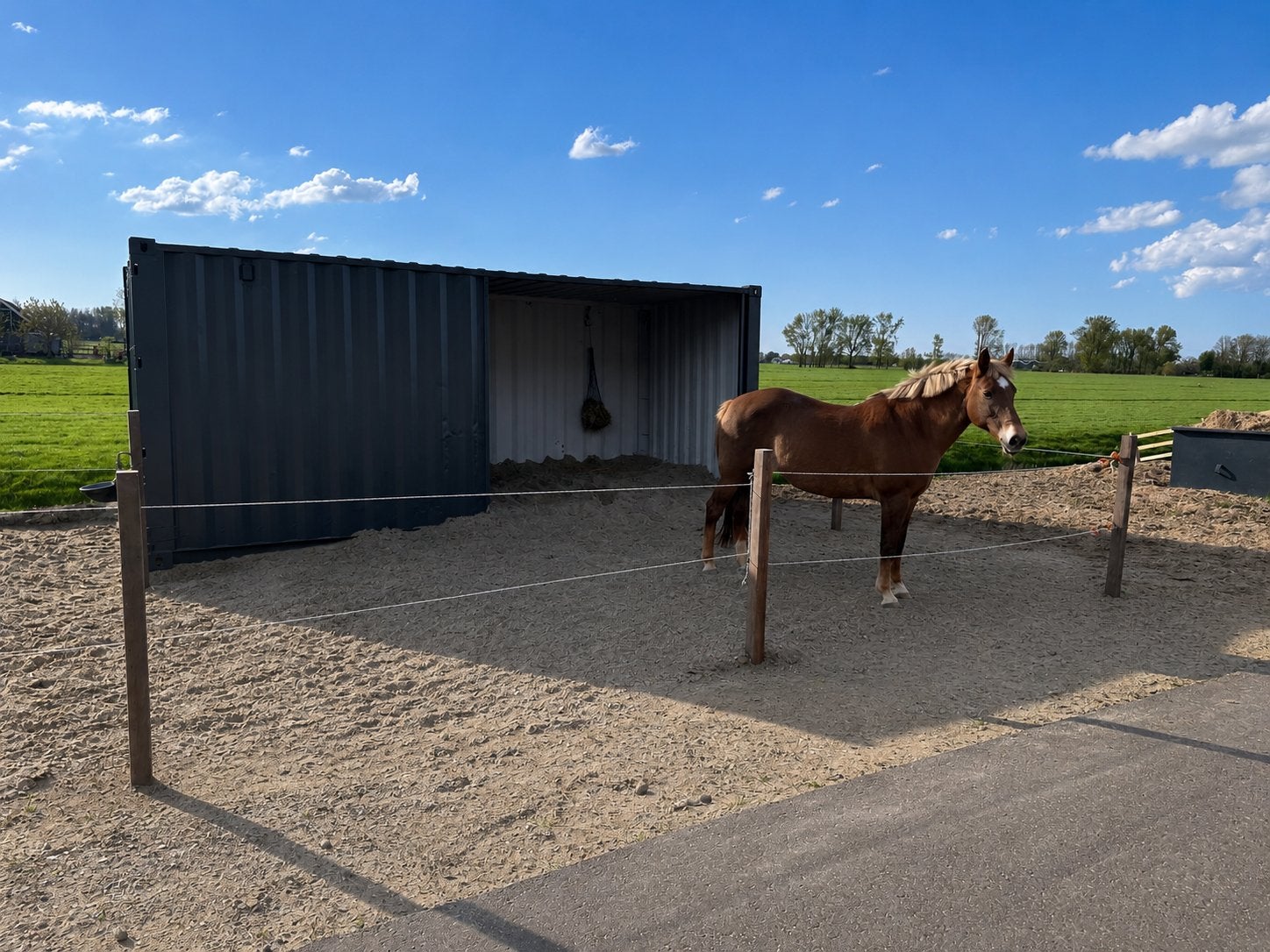 Pensionstalling voor pensioenpony of hele jonge pony, Dieren en Toebehoren