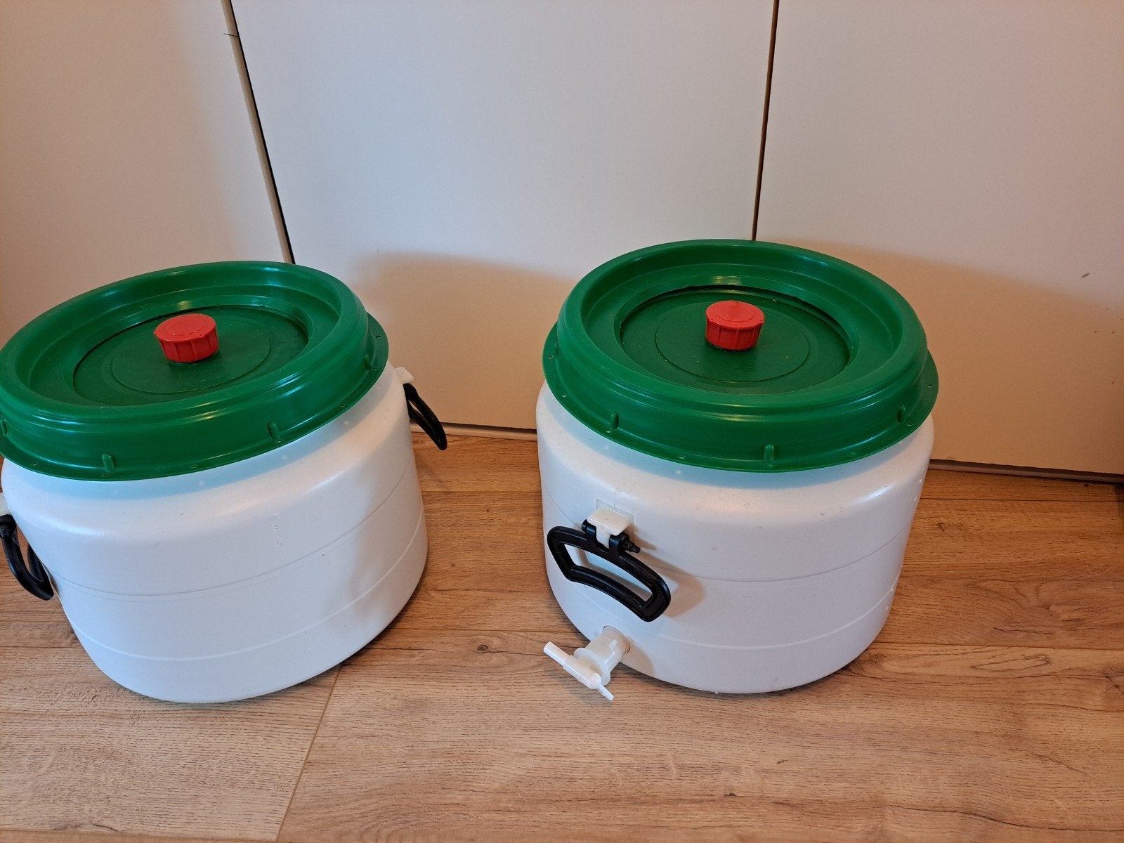 2x Gistingsvat / Fermentatievat 30L met kraan en waterslot, Hobby en Vrije tijd, Ophalen