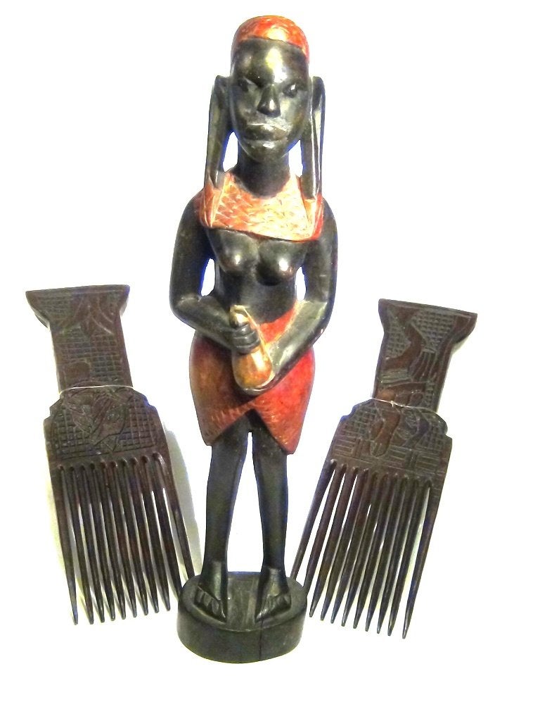 AFRIKAANSE KUNST SET BEELD MASSAAI  EN TWEE KAMMEN (3), Houtsnijwerk, Verzenden, Handgemaakt, 20 - 50 cm