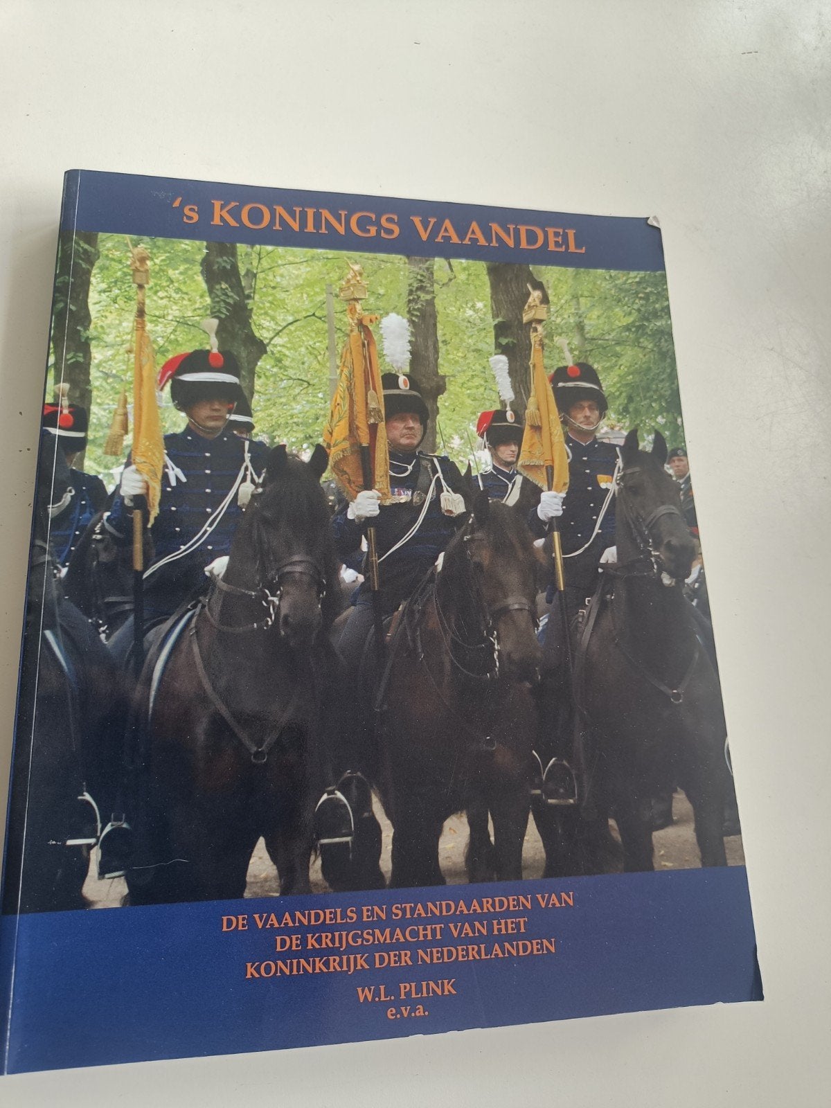's Konings Vaandel - De Vaandels en Standaarden, Verzenden, 20e eeuw of later, Zo goed als nieuw, W.L. Plink