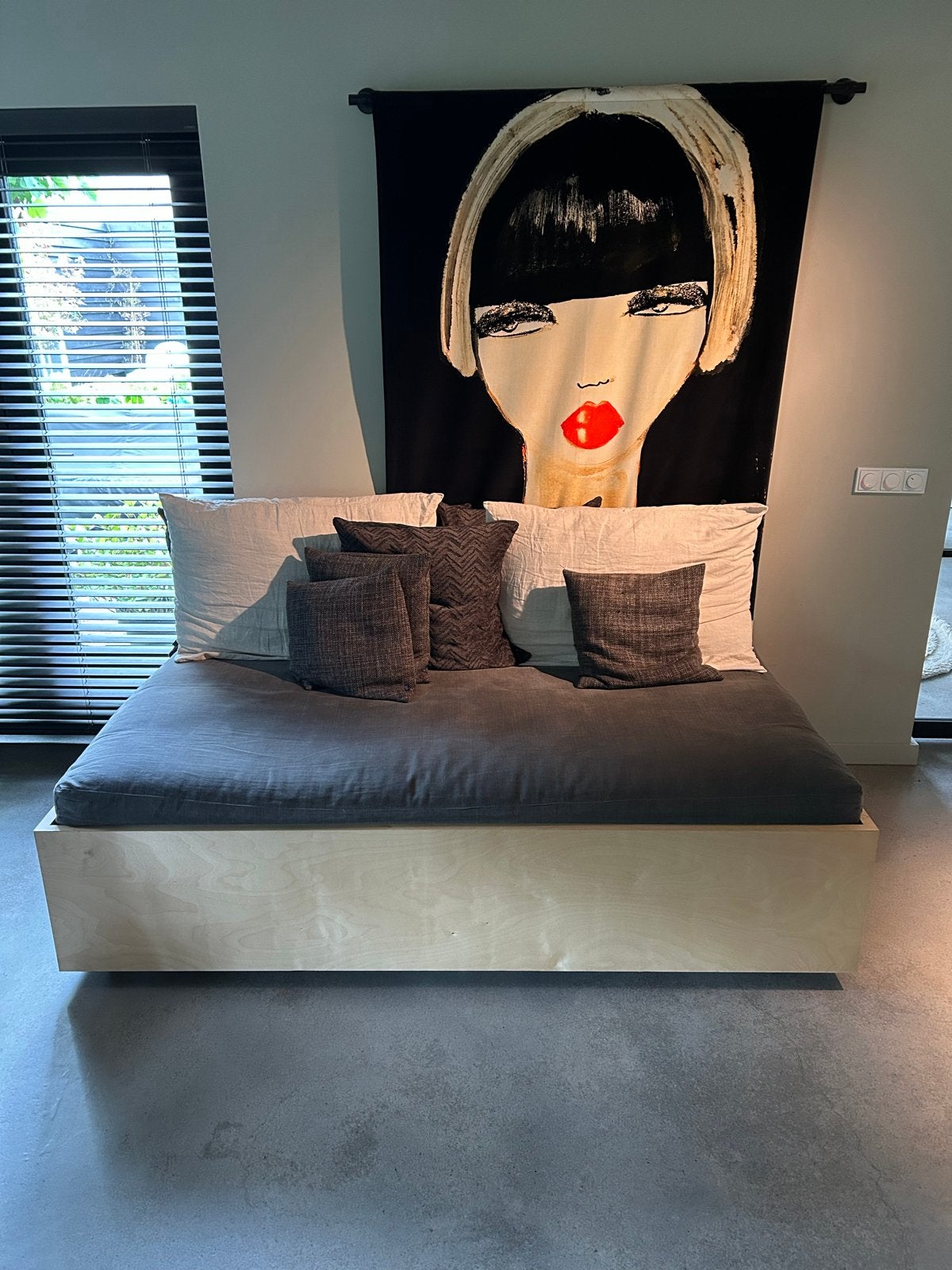 Slaapbank / Loungebank met wielen en groot kussen, Ophalen, 125 cm of meer, Strak modern, berkhout fineer, Zo goed als nieuw