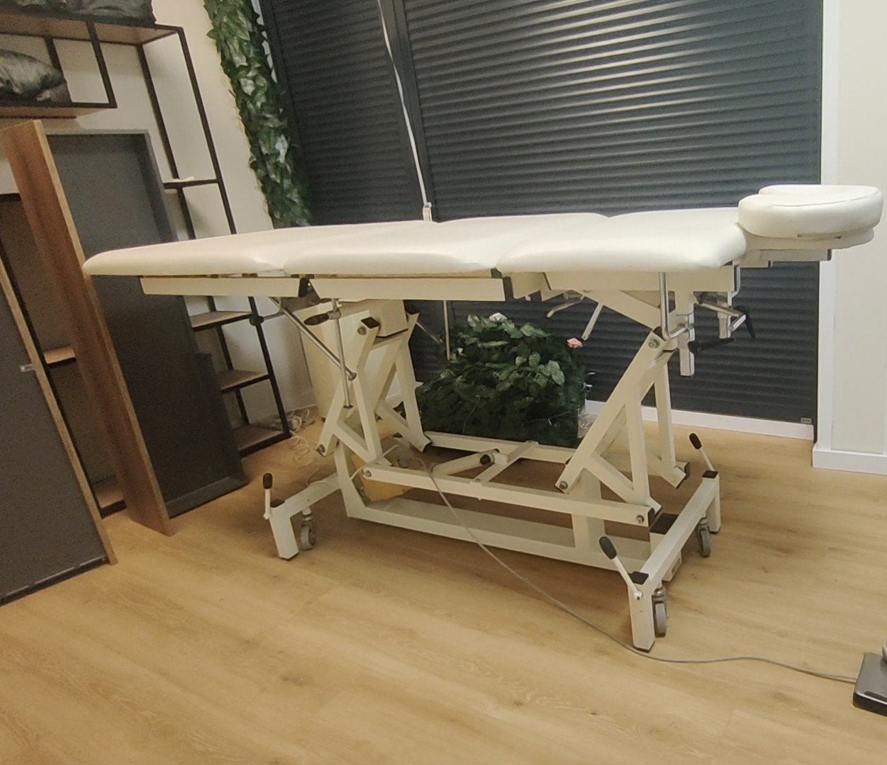 stevige, verlengde, verbrede, witte elektrische massagetafe, Ophalen, Massagetafel