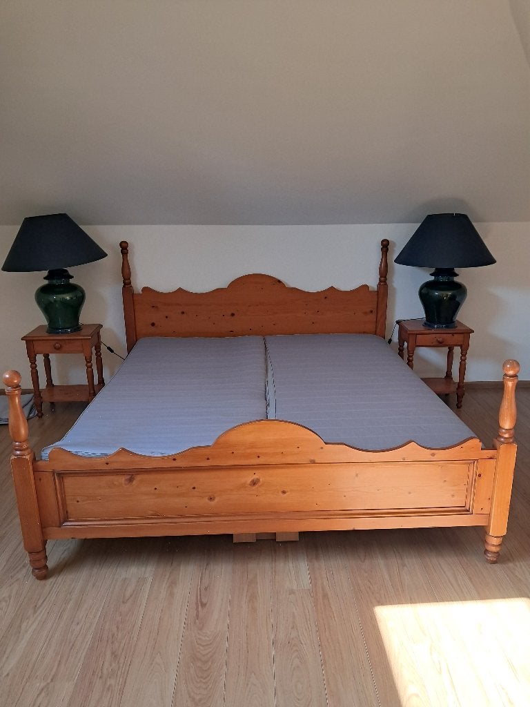 2 persoonsbed uit cypresse hout, Huis en Inrichting, Ophalen, Verstelbaar, Tweepersoons, Zo goed als nieuw