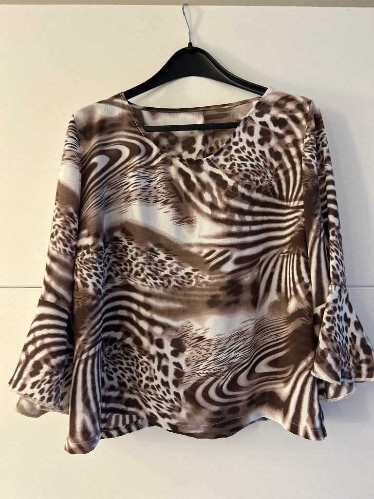 Witte blouse met bruine print, Kleding | Dames, Blouses en Tunieken, Ophalen of Verzenden, Zo goed als nieuw, Maat 46/48 (XL) of groter