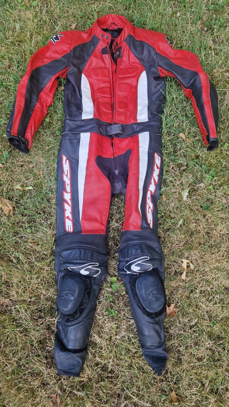 Tweedelig leren motorpak van Spyke maat 50 rood/zwart, Motoren, Kleding | Motorkleding, Spyke, Ophalen of Verzenden, Tweedehands
