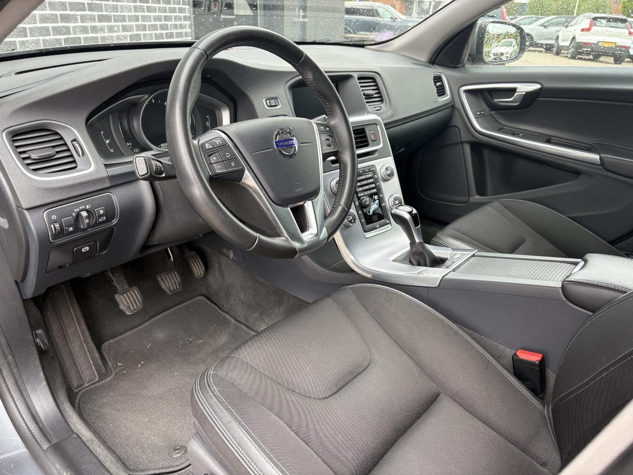Volvo V60 2.0 T3 Nordic+ | Trekhaak | Navigatie | Parkeerver, 12 maanden, Gebruikt, 4 cilinders, Leder en Stof