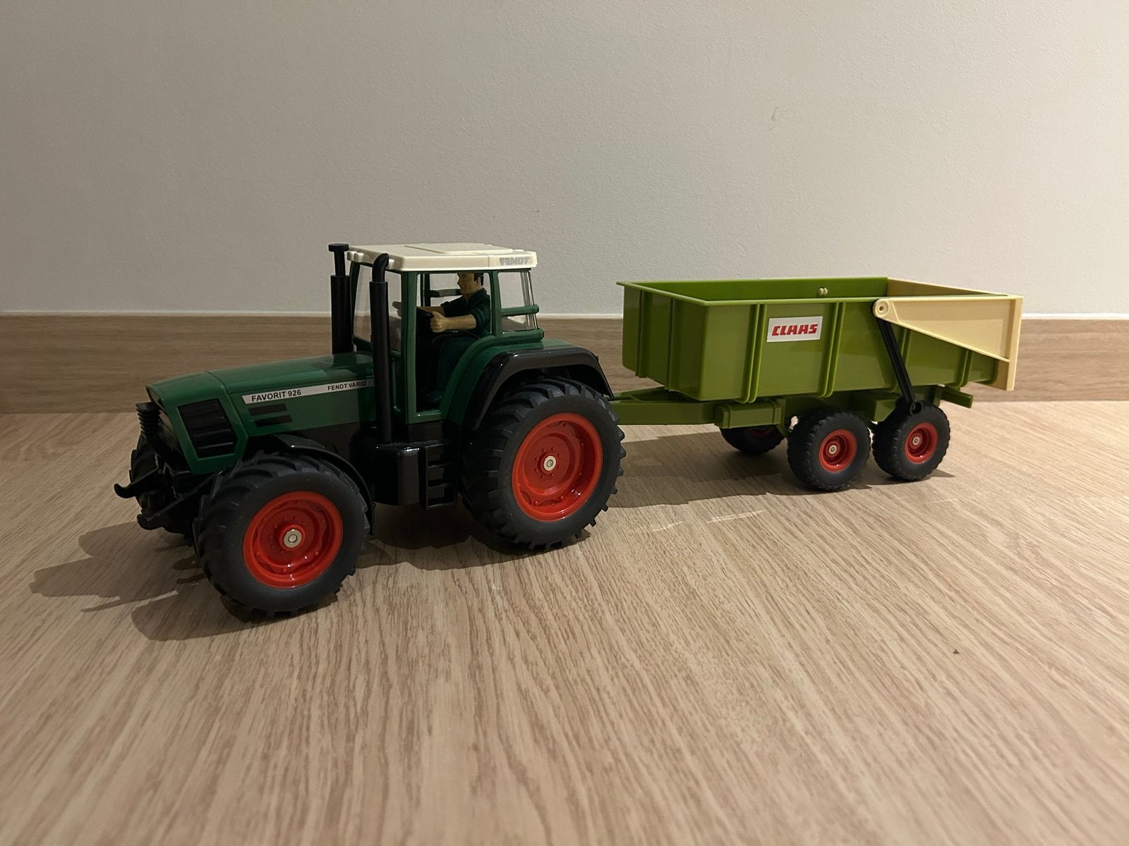 Siku Junior Fendt 926 Vario met Claas kipper, Ophalen of Verzenden, Zo goed als nieuw, Tractor of Landbouw, SIKU