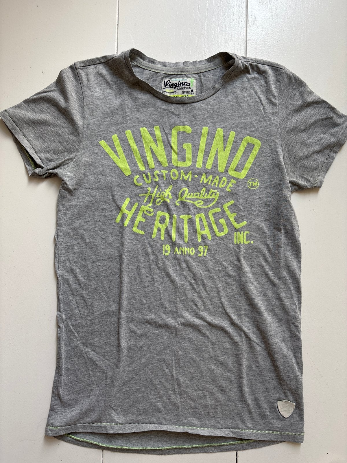 Vingino T-shirt grijs met neongele opdruk - Maat 14, Ophalen of Verzenden, Gebruikt, Jongen, Shirt of Longsleeve