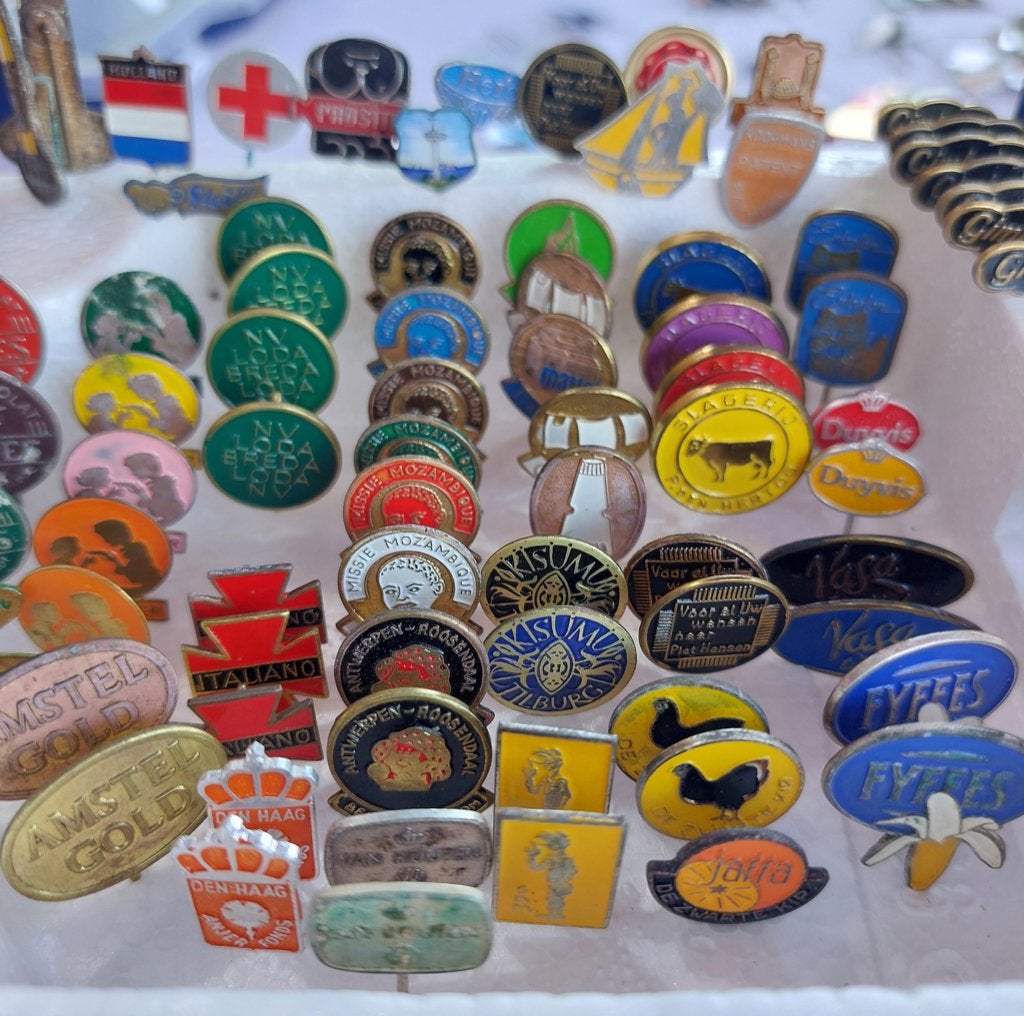 Nostalgische speldjes allerlei [zie foto's] vnl dik metaal, Verzamelen, Speldjes, Pins en Buttons, Ophalen of Verzenden, Gebruikt