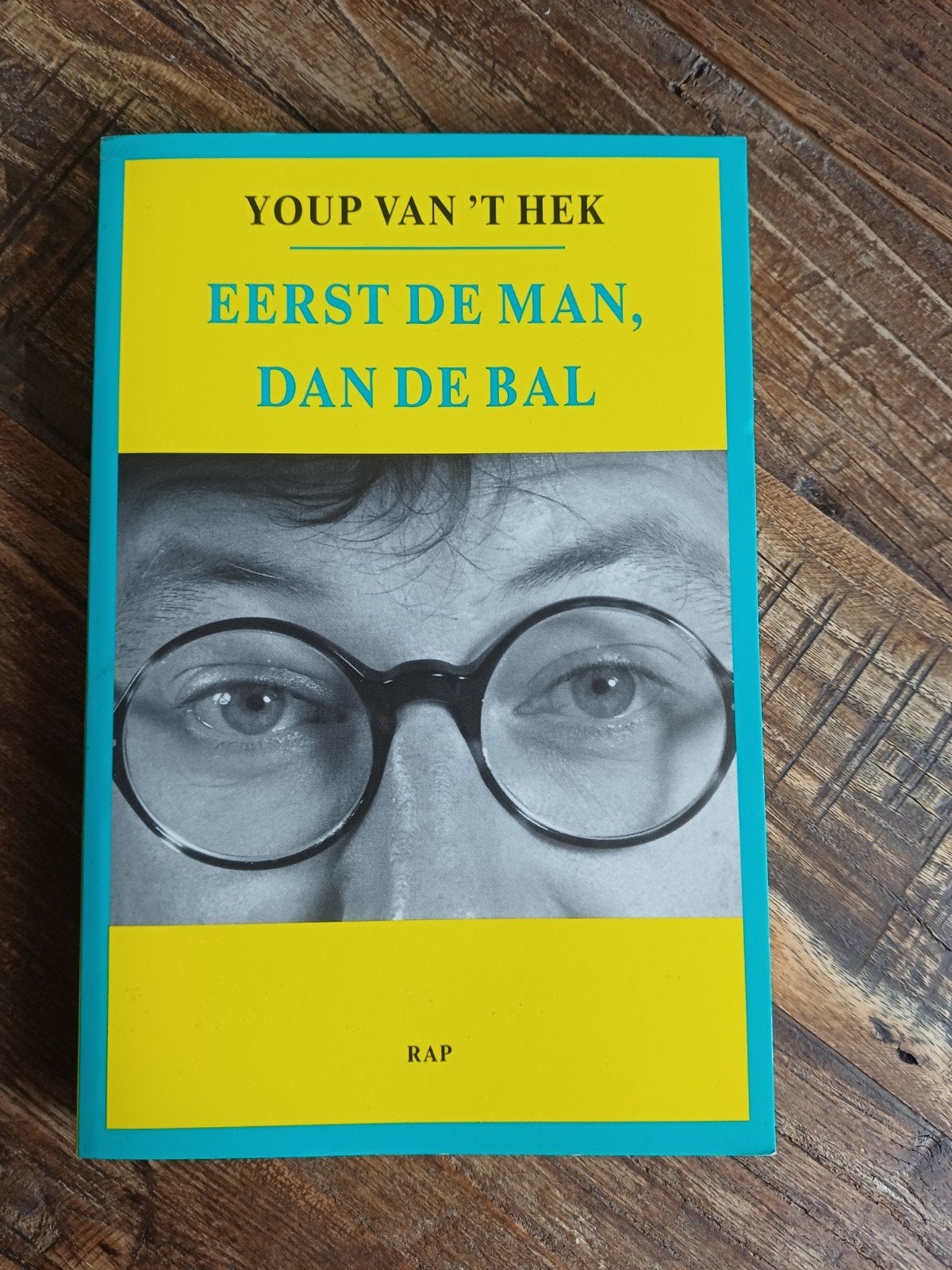 Youp van 't Hek - Eerst de man, dan de bal, Ophalen of Verzenden, Zo goed als nieuw, Youp van 't Hek