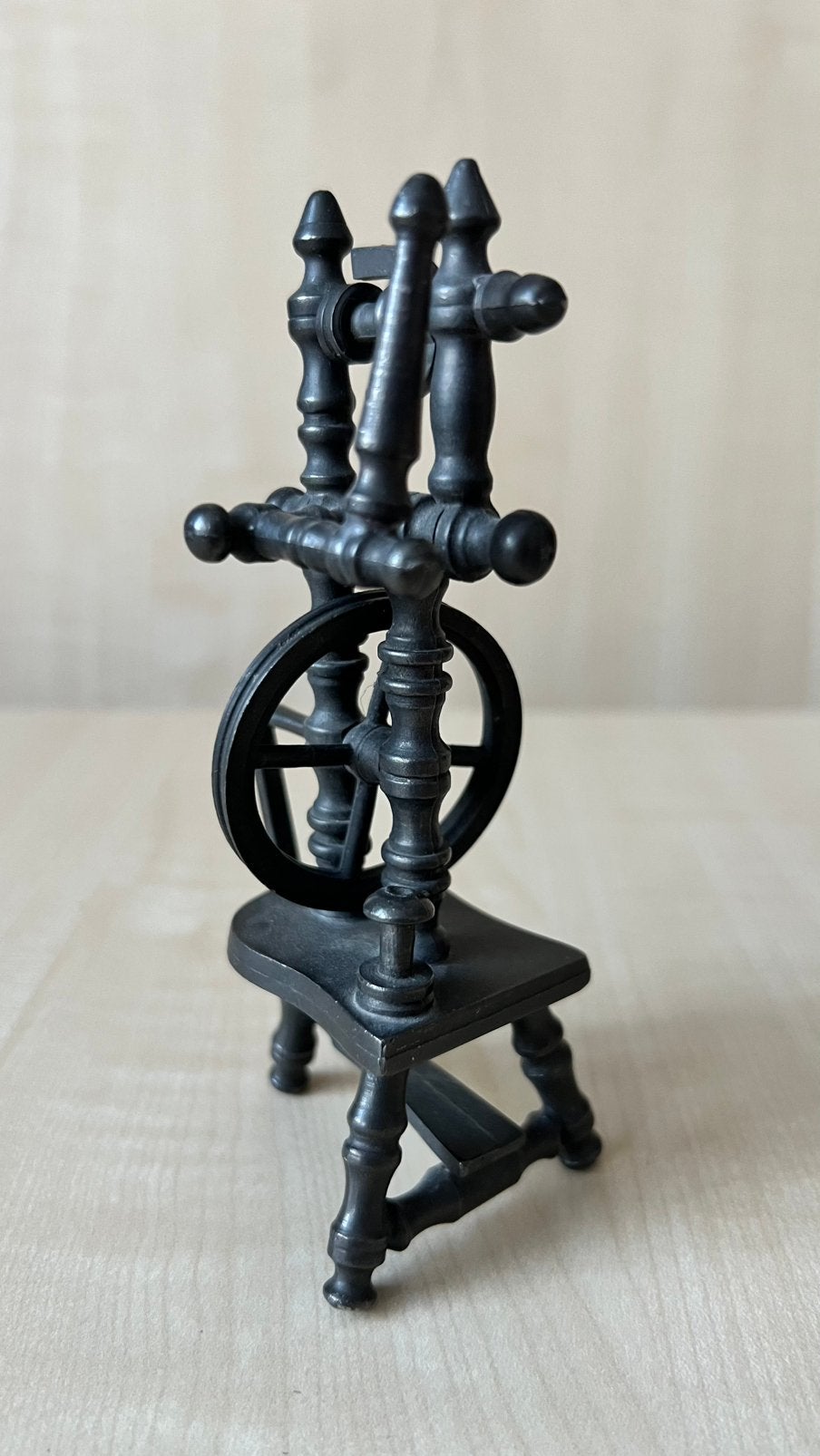 Tinnen beeldje van spinnenwiel uit de jaren 60, 14 cm hoog, Verzamelen, Ophalen of Verzenden, Zo goed als nieuw, Overige typen
