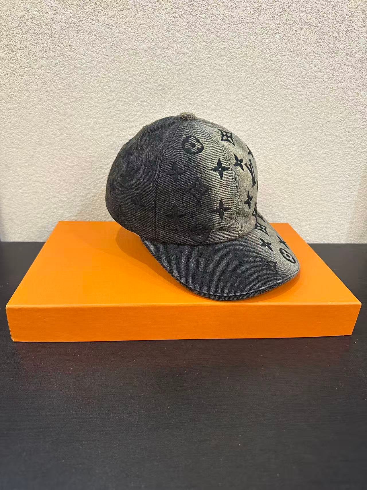 Louis Vuitton pet - LV monogram denim stof, Kleding | Heren, Ophalen of Verzenden, Nieuw, Pet