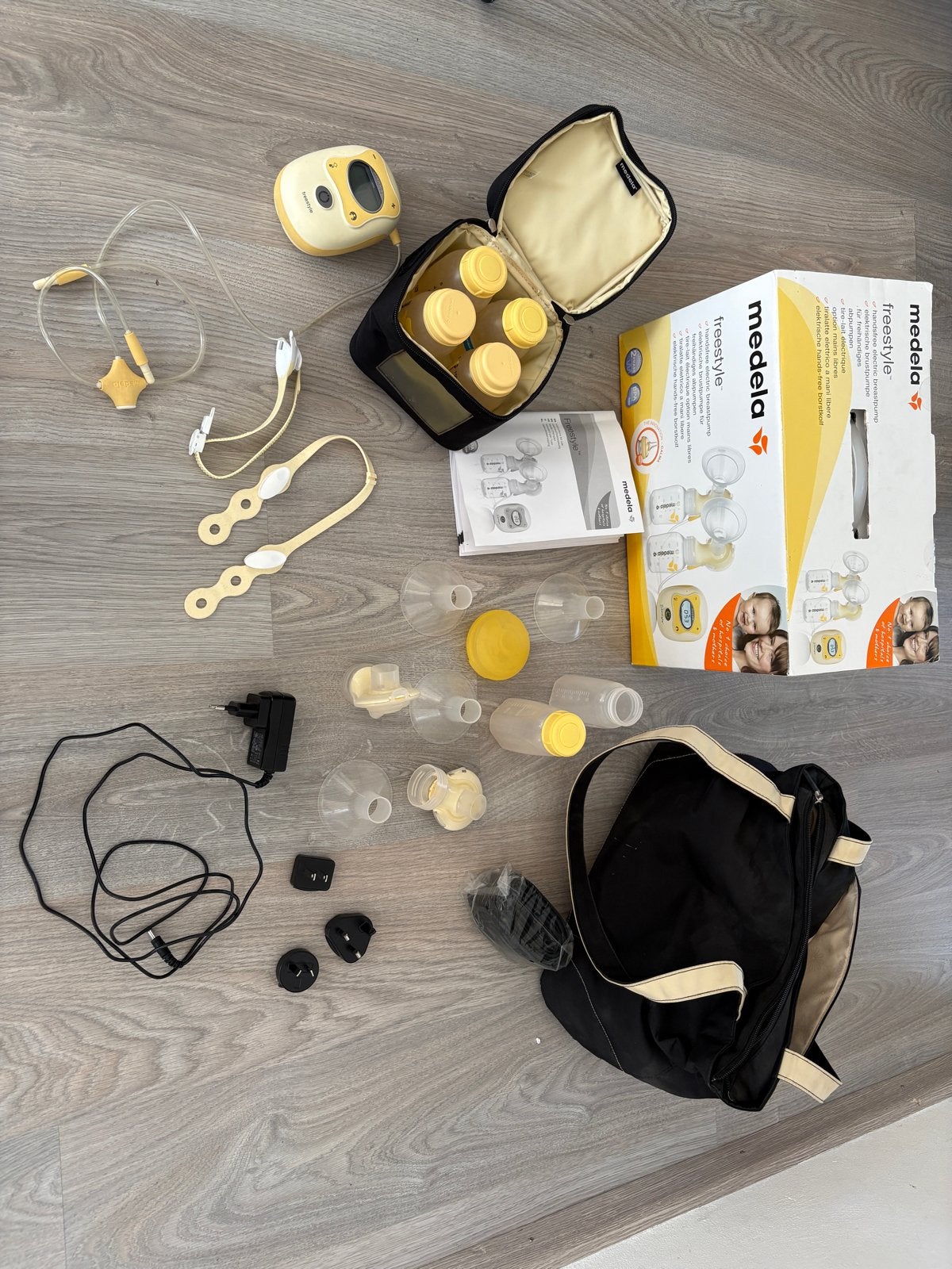 Medela Freestyle Borstkolf met accessoires en tas, Gebruikt, Medela, Borstkolf, Ophalen of Verzenden