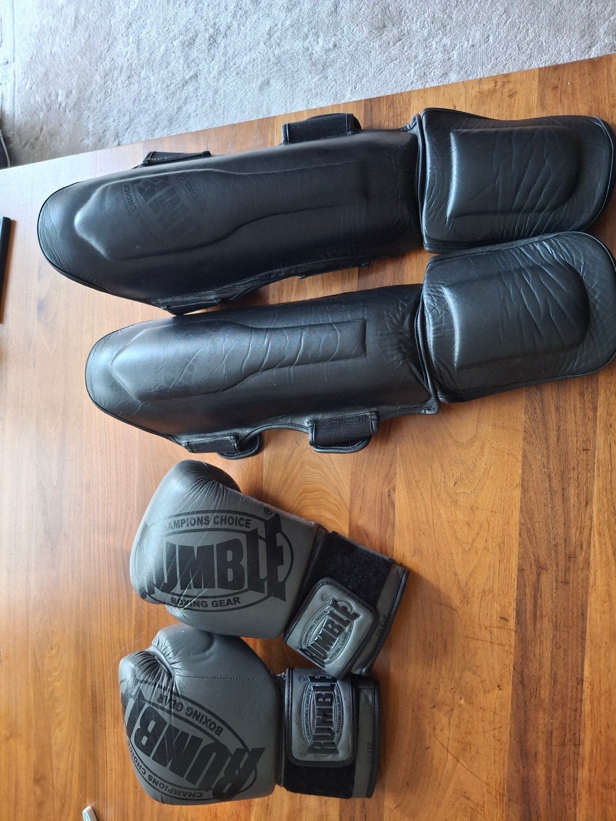 Rumble boks set: bokshandschoenen en scheenbeschermers, Sport en Fitness, Vechtsporten en Zelfverdediging, Ophalen, Gebruikt, Overige