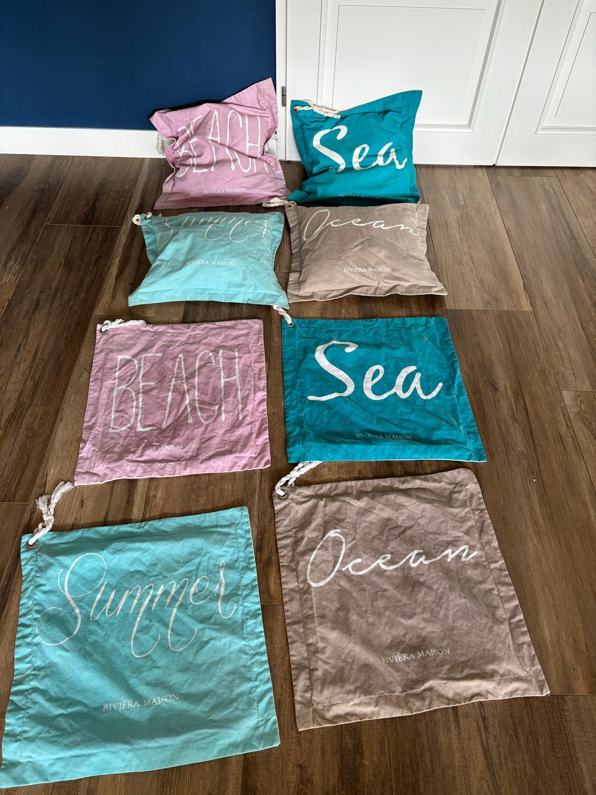 Set van 2 Rivièra Maison kussens 55x55 blauw roze beige aqua, Ophalen of Verzenden, Gebruikt, Roze, Vierkant