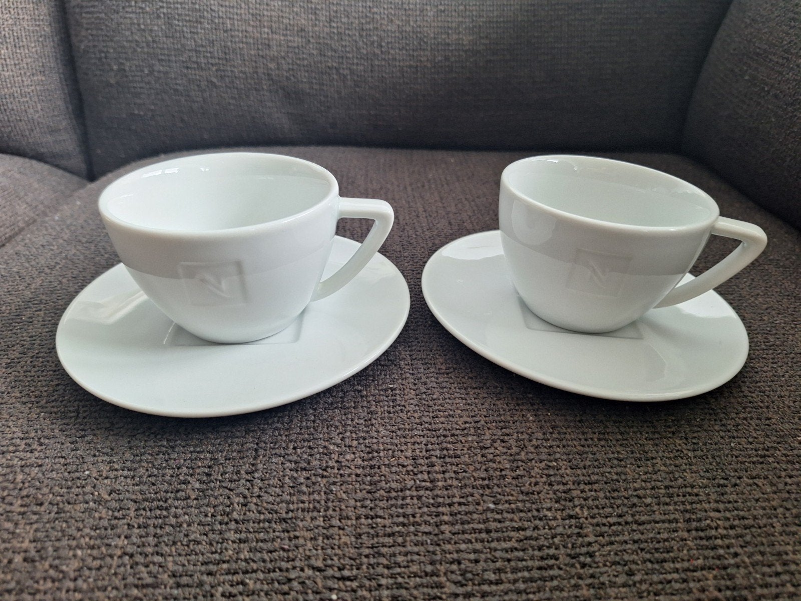 NESPRESSO kopjes met logo vierkant, 2 stuks (#1), Verzamelen, Ophalen of Verzenden, Zo goed als nieuw, Porselein, Kop en/of schotel