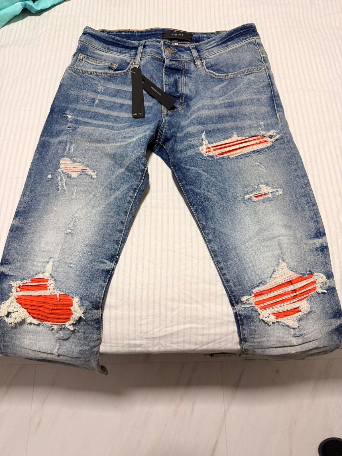 Amiri Jeans met scheuren en rode details, Blauw, W32 (confectie 46) of kleiner, Ophalen of Verzenden, Zo goed als nieuw