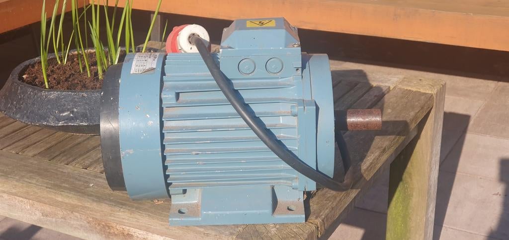 Elektromotor 400v aansluiting  of 220v zie motor plaatje, Ophalen, Zo goed als nieuw