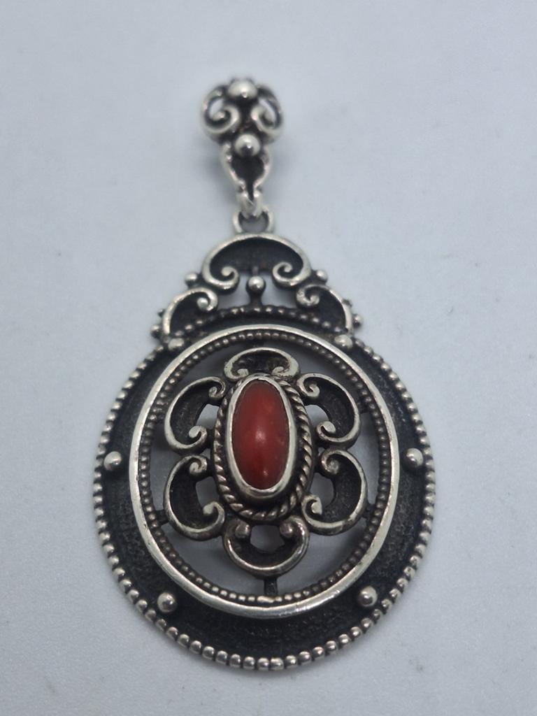 Victoriaans zilveren hanger met ovaal bloedkoraal, 5.5 cm, Gebruikt, Overige voorstellingen, Ophalen of Verzenden, Met edelsteen