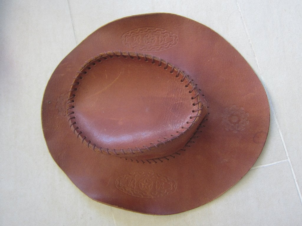 fedora hoed van taai runder jachtleder  maat 57, 56 of 57 cm (M, 7 of 7⅛ inch), Hoed, Ophalen of Verzenden, Onbekend