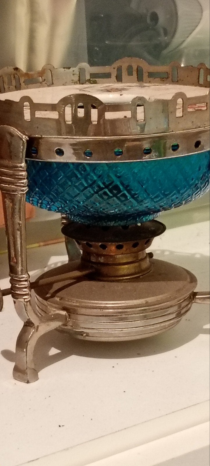 Antieke olielamp met blauw glazen reservoir, Ophalen